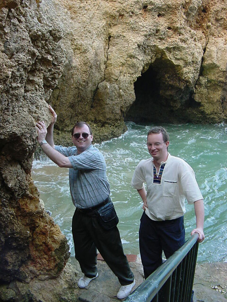 02912-Ponta da Piedade holding it up